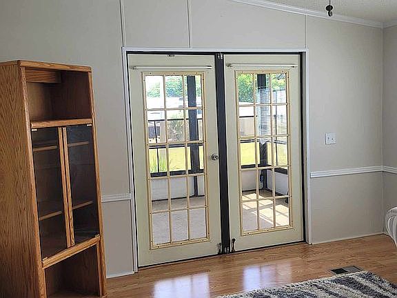 4th image of 401 Endoven St