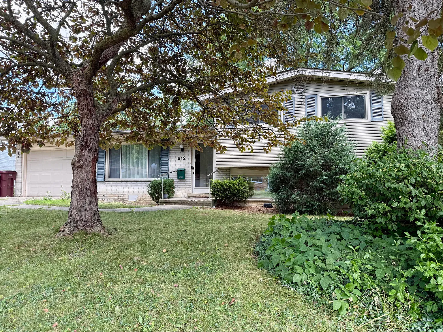 3 bed, 1.5 bath, 1345 sqft, $2,950 — Photo 2