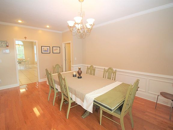 5th image of 405 Dorset Ct