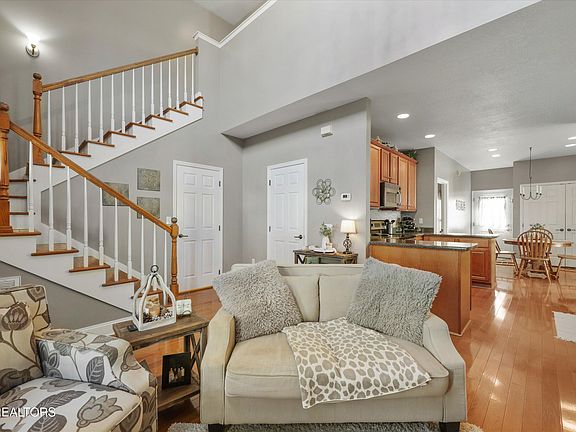 5th image of 411 Ashbury Cir