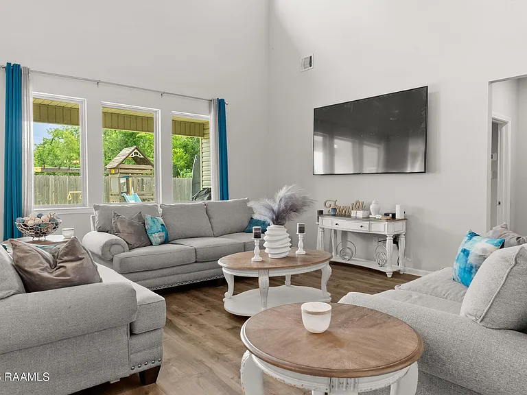 203 S Lakepointe Dr — Photo 3