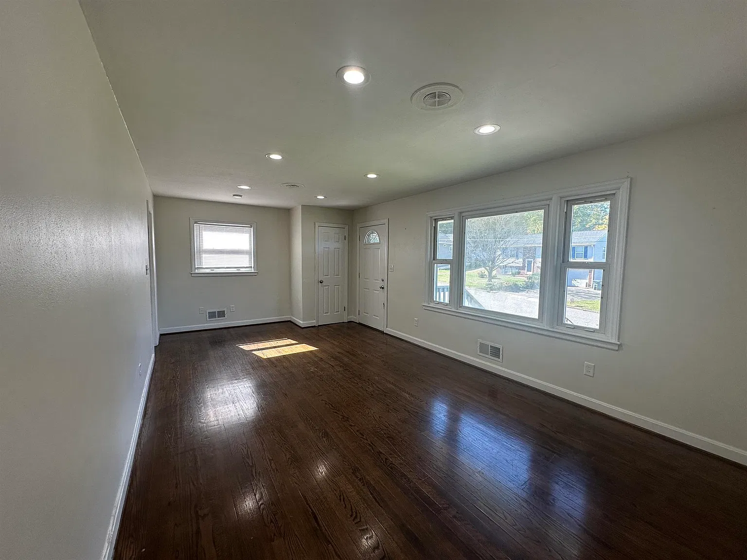 3 bed, 1.0 bath, 1080 sqft, $1,700 — Photo 3