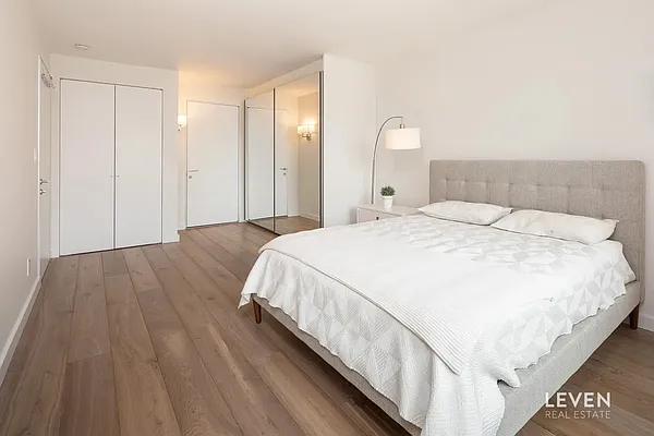 Sold by LEVEN Real Estate | media 5