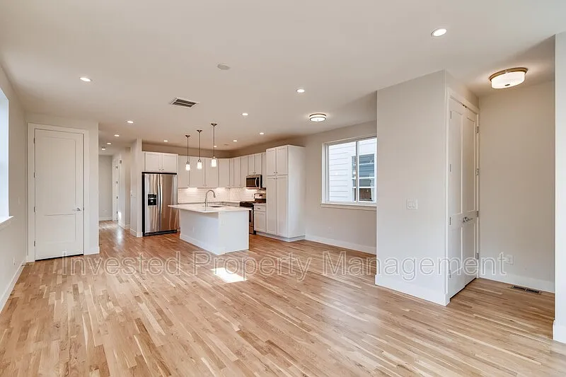 4 bed, 3.0 bath, 1800 sqft, $3,450 — Photo 3
