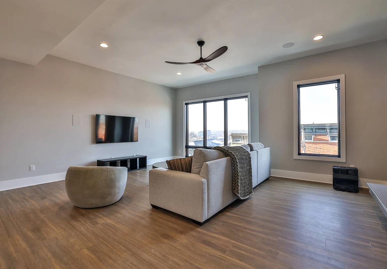 3 bed, 2961 sqft, $3,900 — Photo 1