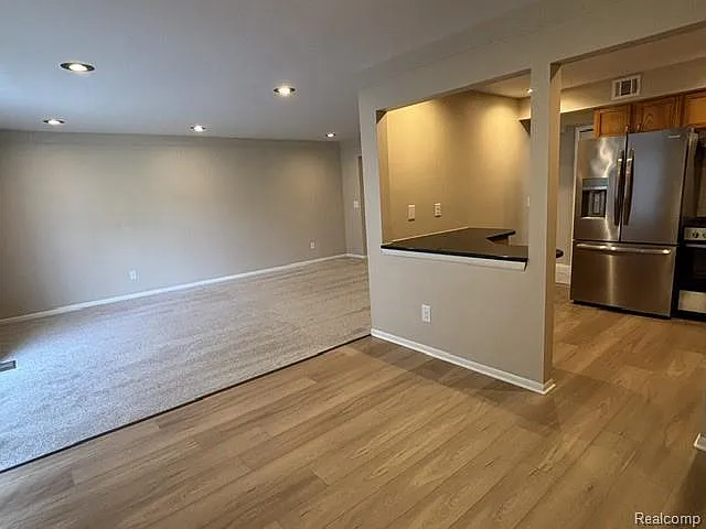 433 Fox Hills Dr S — Photo 5