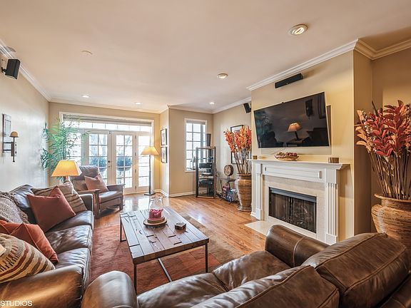 3rd image of 635 W Wrightwood Ave APT 3E
