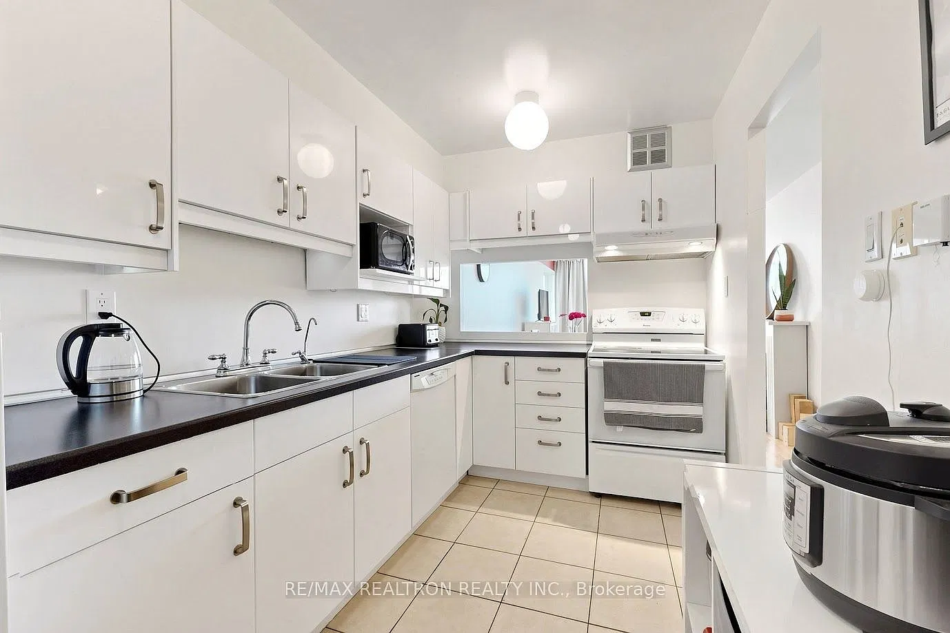 3 bed, $3,000 — Photo 3