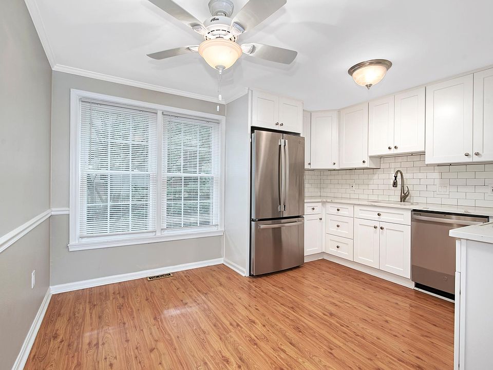 1st image of 35 Washington Mews Unit 35