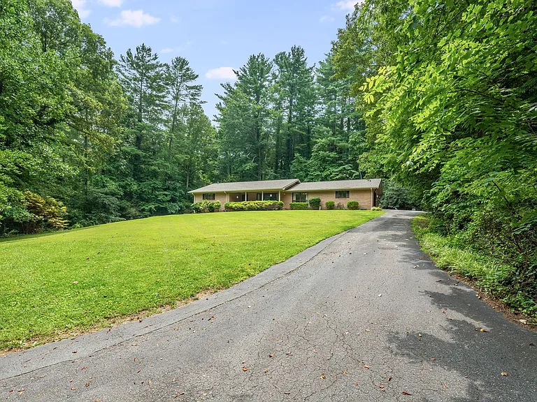 102 Arbor Ln — Photo 3