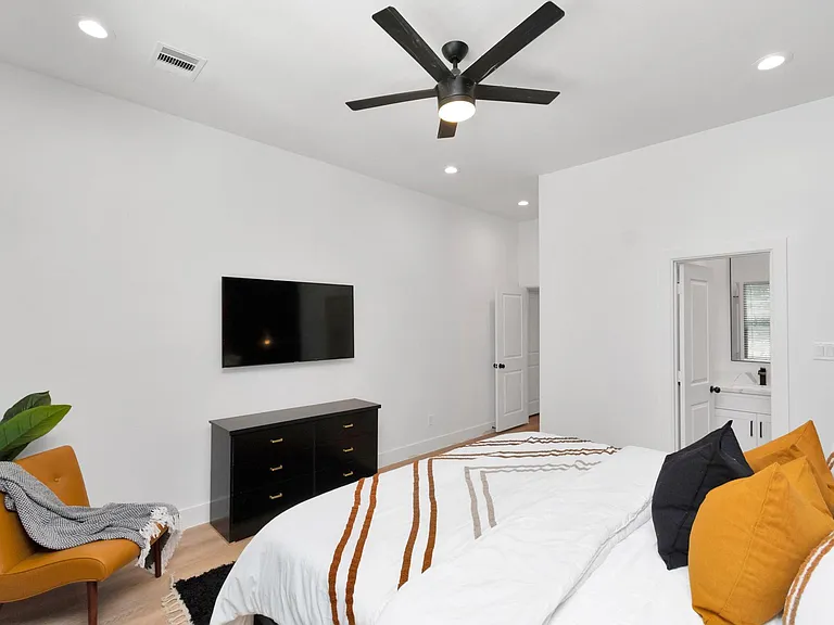 5308 Denmark St — Photo 20