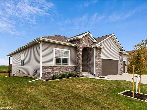 2nd image of 550 NW Autumn Crest Dr