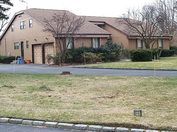 17 Campo Circle, Old Westbury, NY 11568