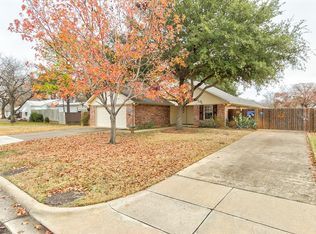 208 Harmon Rd, Hurst, TX 76053