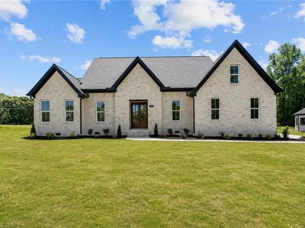 101 Maxmillian Dr, Greensboro, NC 27406