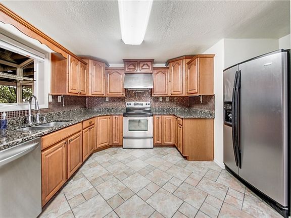 3rd image of 419 E 80th St
