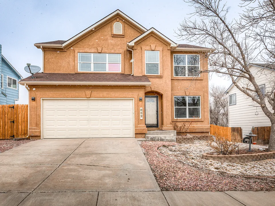 852 Ridgebury Pl