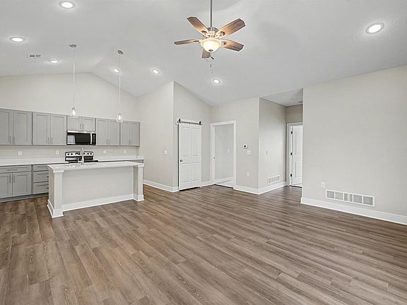 4th image of 2716 Amelia Ln