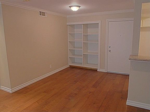 5th image of 5325 Newcastle Ave Unit 113