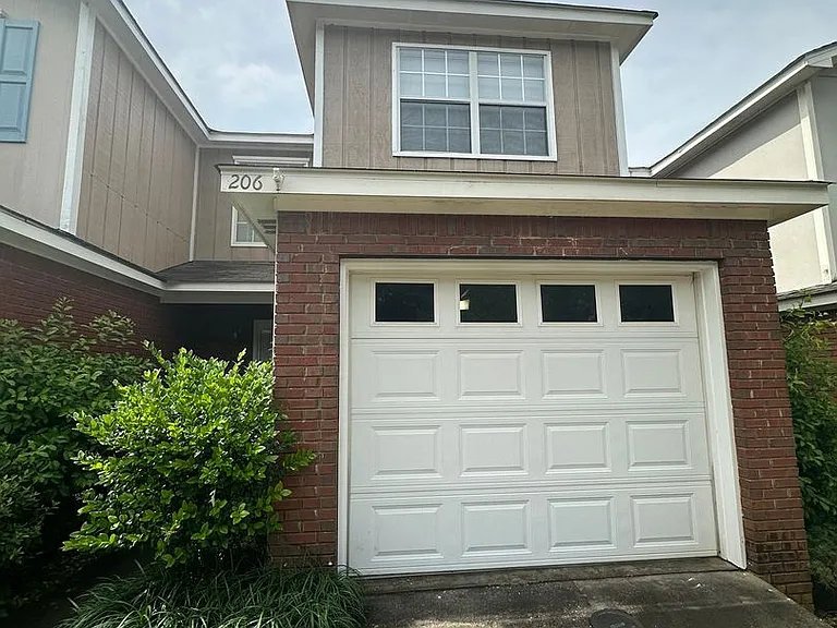 206 Foxchase Ln — Photo 1
