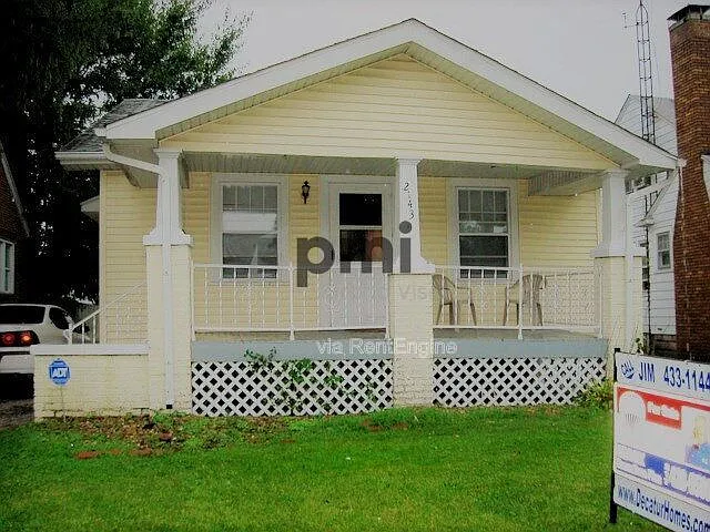 2143 E Wood St photo 1