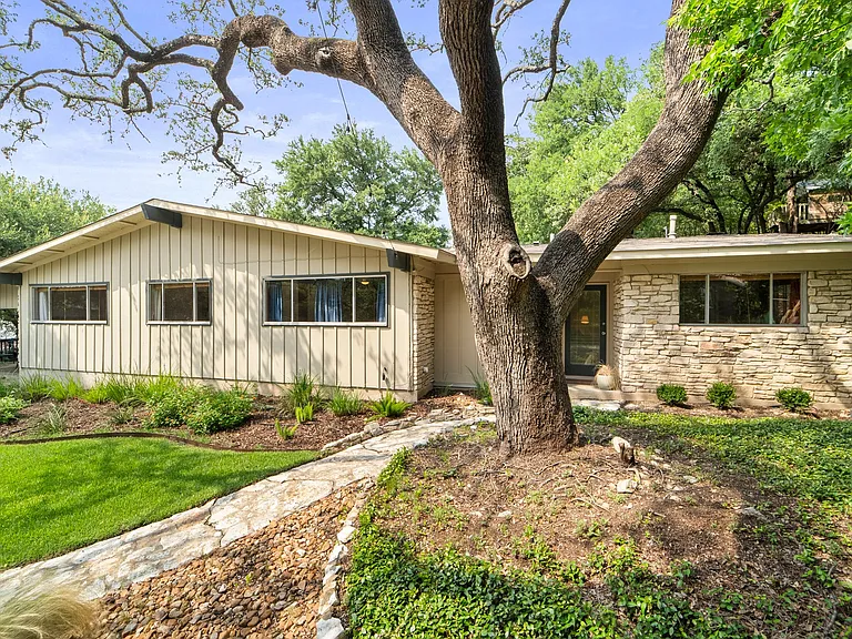 2402 Rockingham Cir — Photo 2