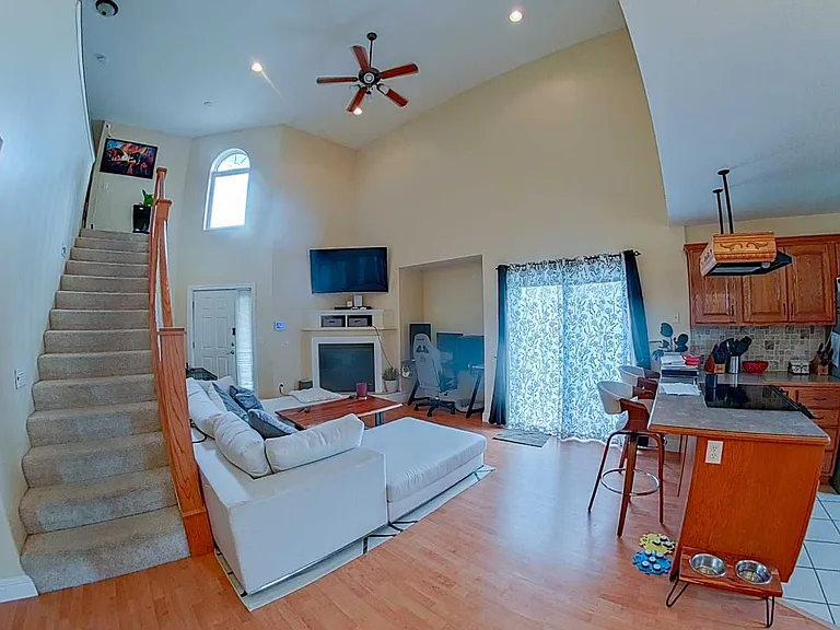 601 Harland Dr — Photo 2