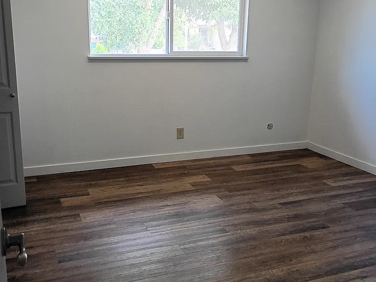 528 Delta St — Photo 9