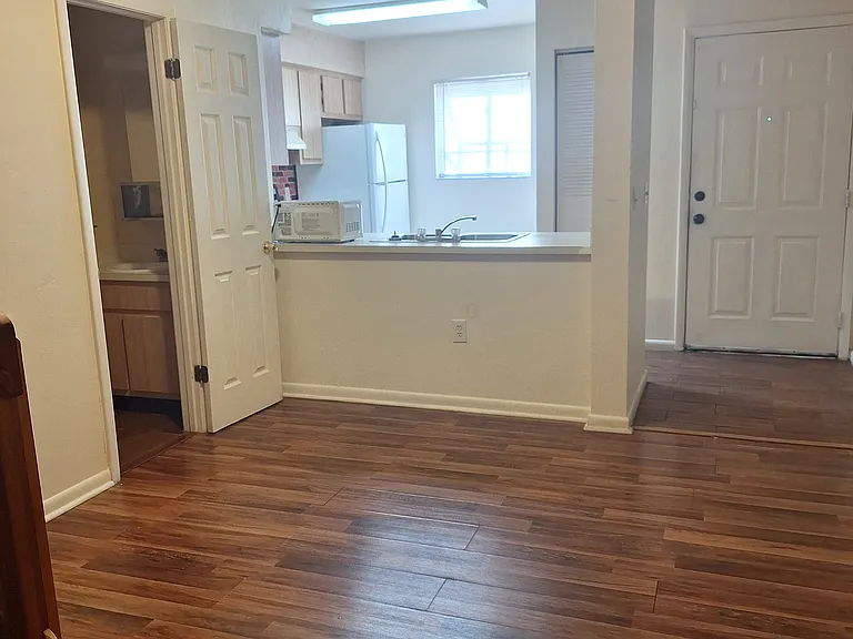 2136 SW 39th Dr — Photo 1