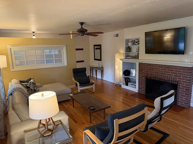810 Elmwood Dr — Photo 5