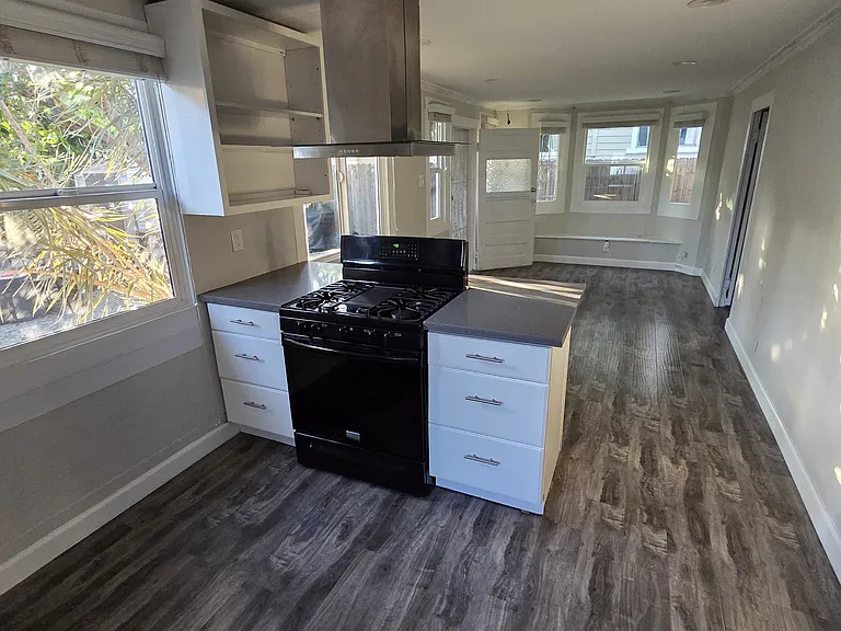 1352 1/2 N McCadden Pl — Photo 5