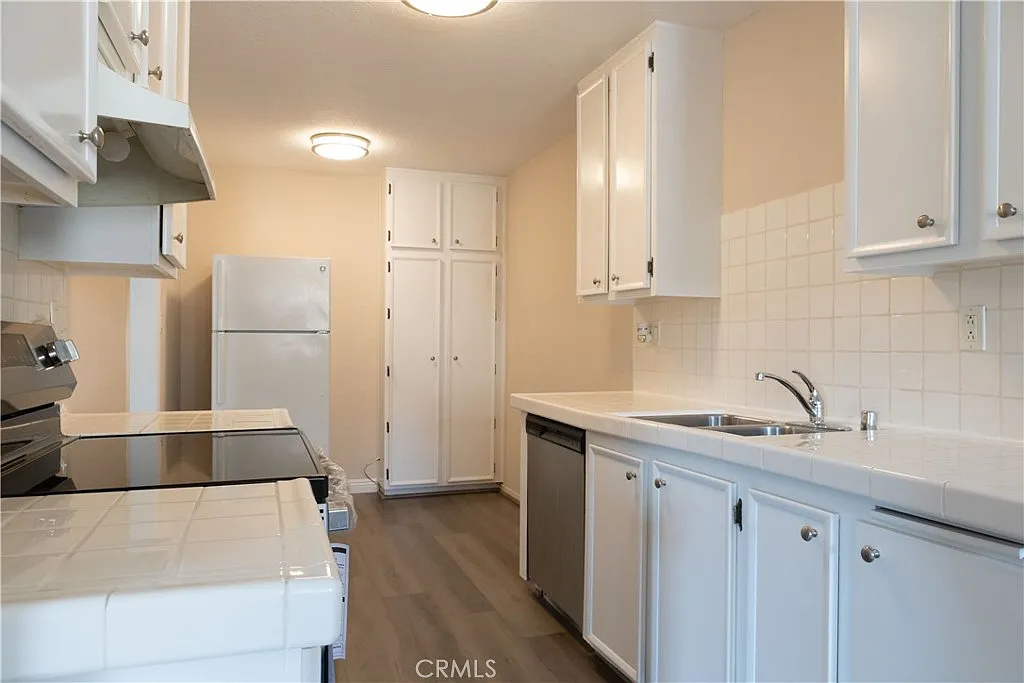 1 bed, 885 sqft, $2,200 — Photo 4