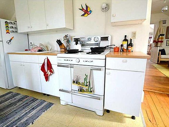 4th image of 79 Wood St #3