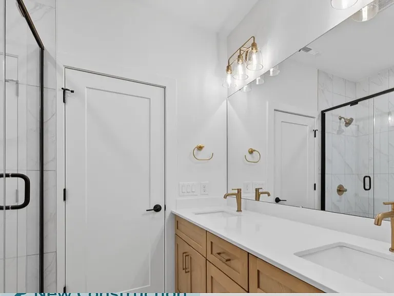 1015 Carter Ave — Photo 6