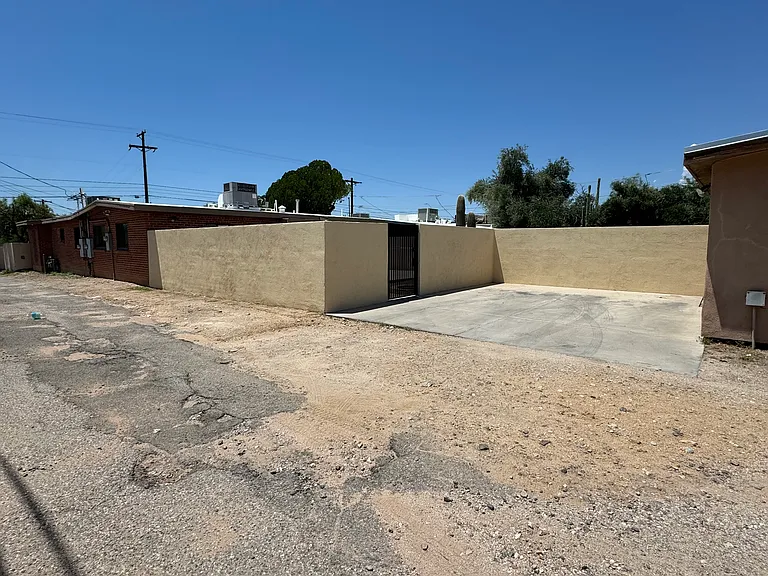 120 N Campbell Ave — Photo 1