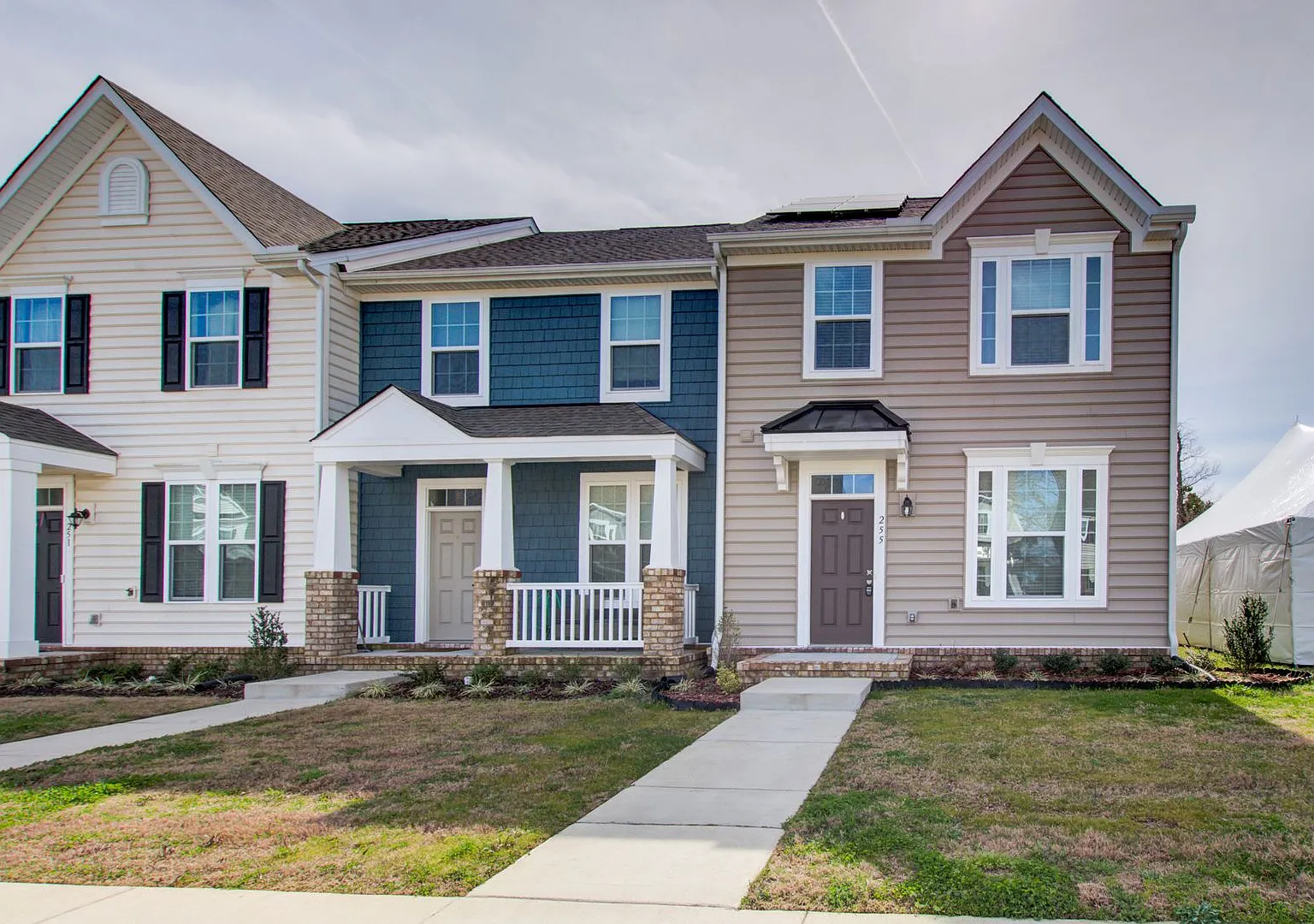 Like New End Unit Townhome, 3 Bed 2.5 Bath — Photo 1