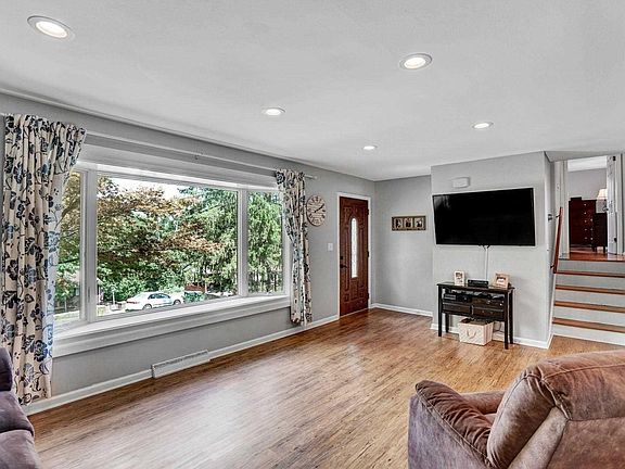 5th image of 214 Edgewood Dr N
