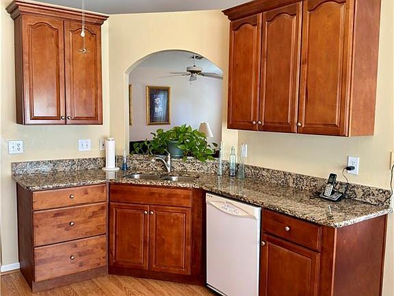3rd image of 3706 Queenswood Ln