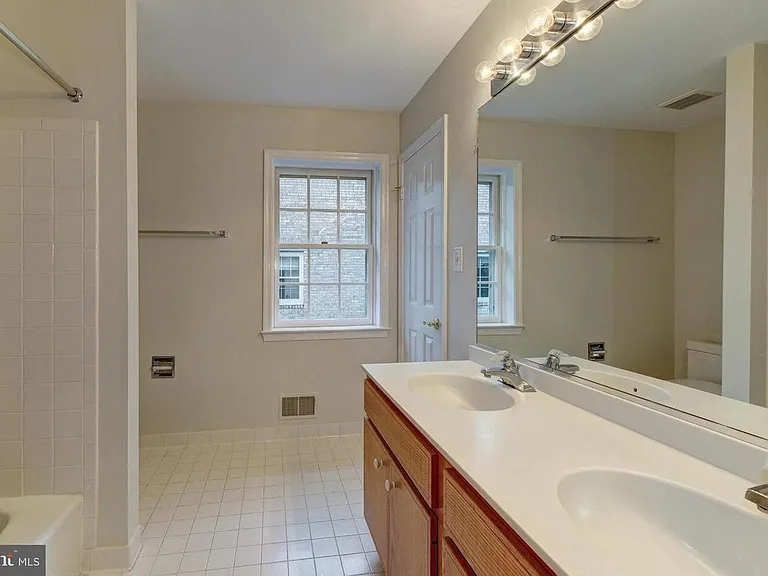 8904 Barrowgate Ct — Photo 17