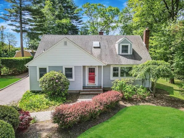 10 Clearbrook Drive, Smithtown, NY 11787