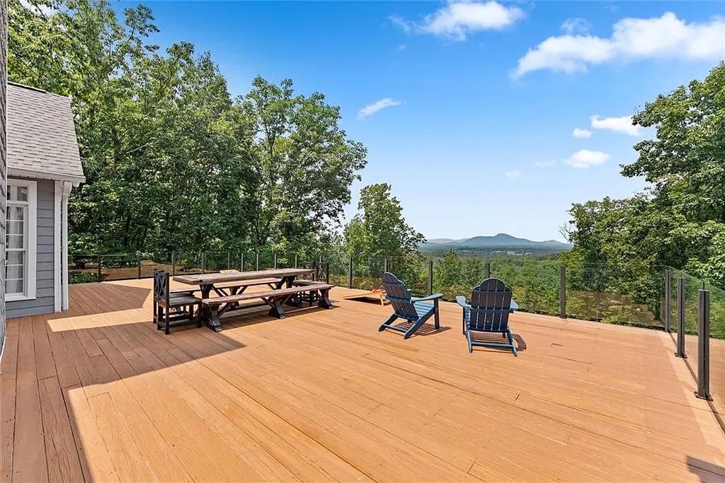 6 bed, 4.0 bath, 5176 sqft, $5,950 — Photo 2
