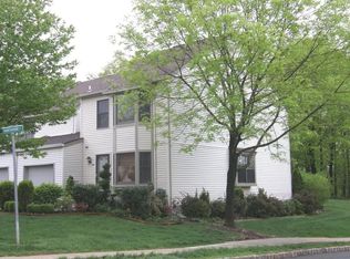 402 Hawthorne Ct, Flemington, NJ 08822