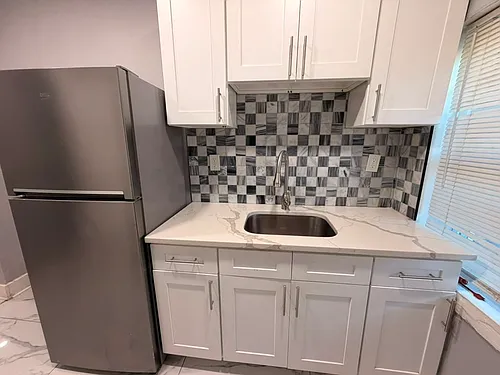 142 Rowe St #1B Photo 1