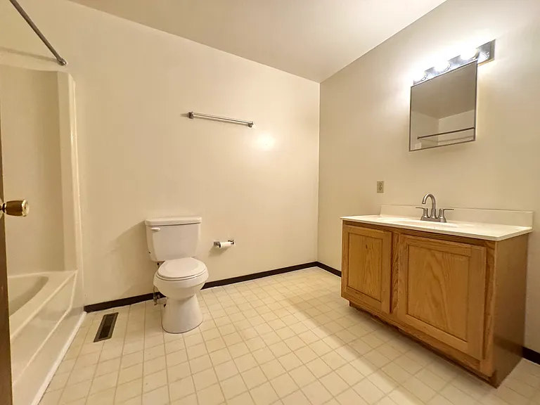 24 Locust St Apt 6 - Spacious Full Bathroom