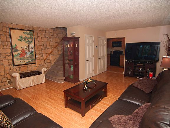 4th image of 90 Thornycroft Ave