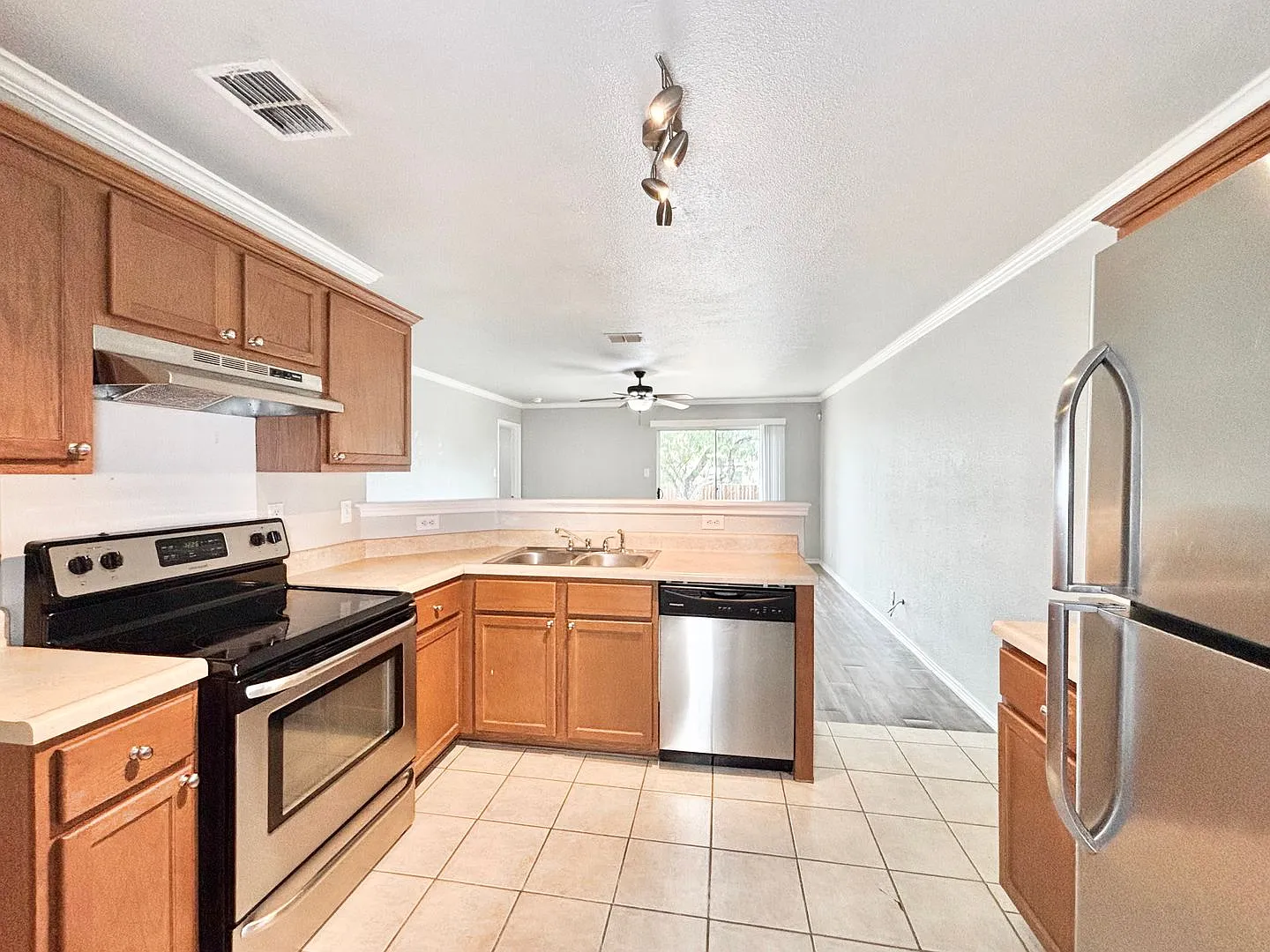 Beautiful 1-Story Home in Horizon Pointe community — Photo 4