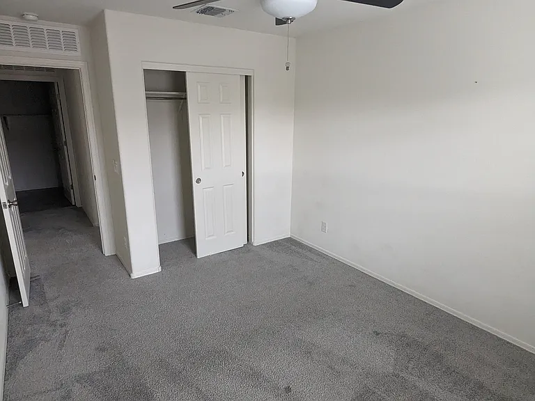 47 E Constitution Dr — Photo 31