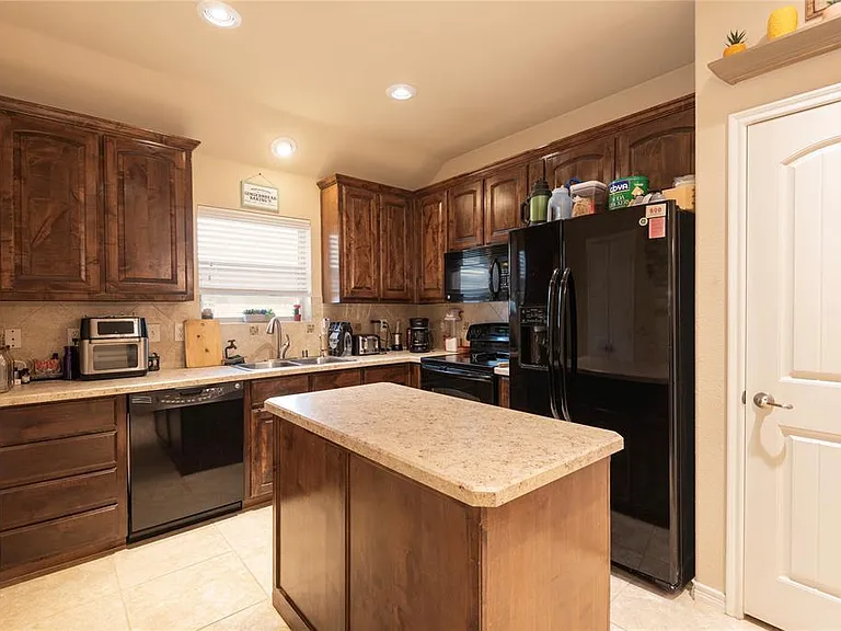 2133 Colby Ln — Photo 6