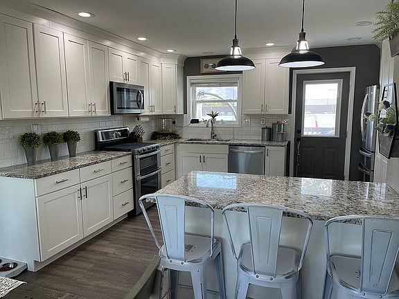 3rd image of 340 Whispering Oaks Dr