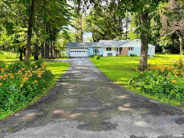 W5840 Hackbarth Rd, Fort Atkinson, WI 53538